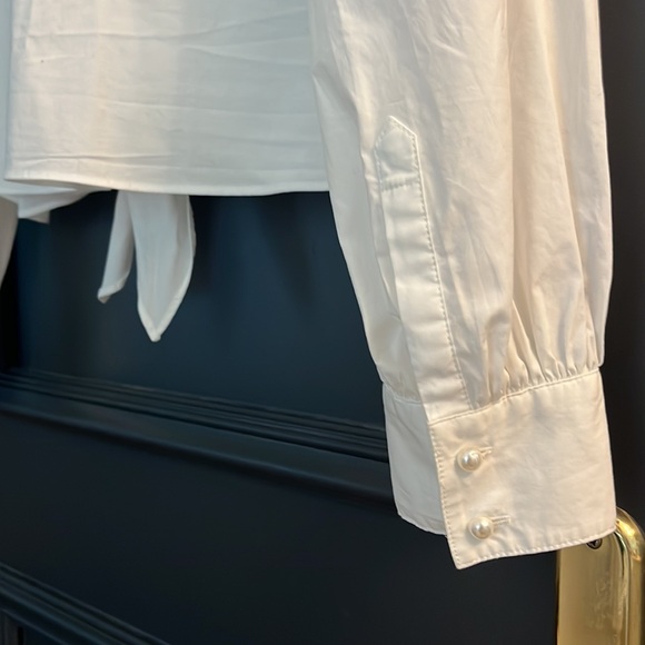 97% cotton, button up shirt with pearl buttons, front tie and puff shoulders - Picture 4 of 7